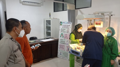 Gegerkan Warga, Bayi Laki-laki dalam Kardus Ditemukan di Teras Warga Banyuwangi