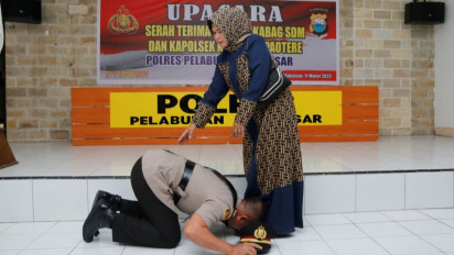 Foto Seorang Polisi Cium Kaki Wanita, Viral di Media Sosial