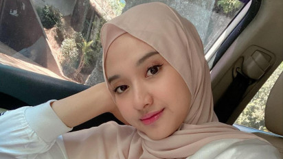 5 Potret Atlet Voli Cantik Pungky Afriecia Menggunakan Jilbab, Punya Senyum yang Bikin Klepek-klepek