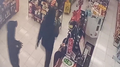 Aksi Komplotan Rampok Ancam Penjaga Toko Swalayan Dengan Sajam Viral di Medsos