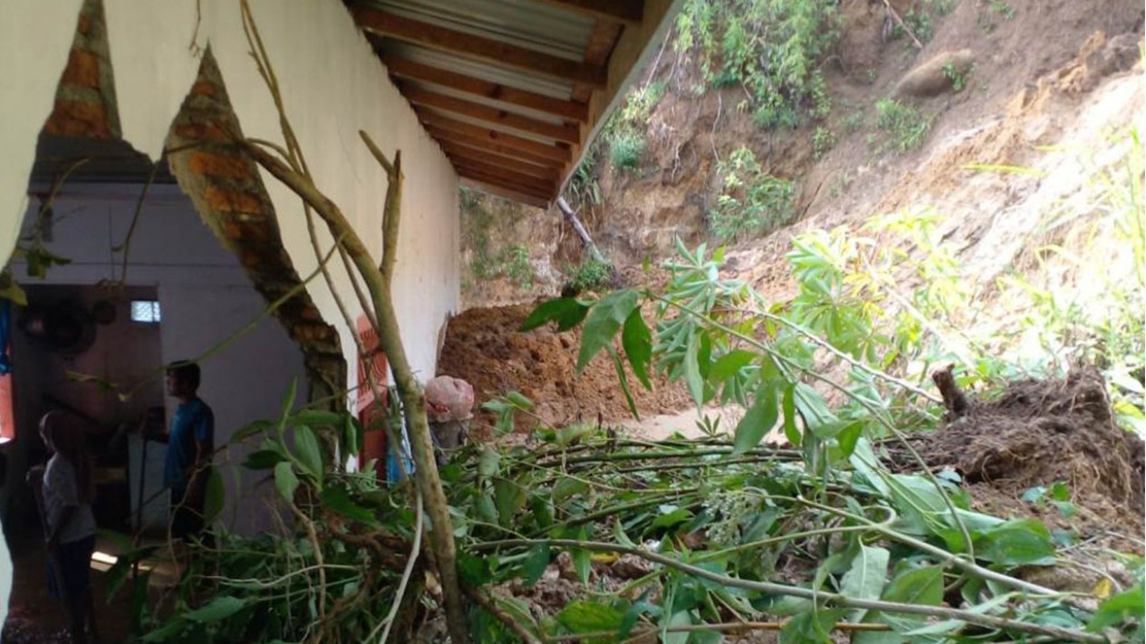 Cuaca Buruk, 1 Rumah Permanen Hancur Diterjang Longsor di Taput
            - galeri foto
