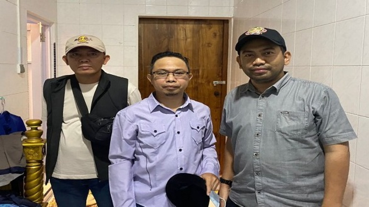 Yahdi Basma Buronan Kasus UU ITE Ditangkap Kejagung di Batam
            - galeri foto