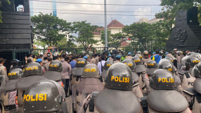 Demo Tolak Perppu Cipta Kerja di Depan Kantor Gubernur Jateng, Ratusan Mahasiswa Terlibat Kericuhan