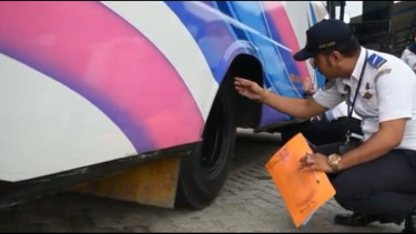 Jelang Ramadhan Petugas Periksa Kelayakan Armada Bus antar Provinsi