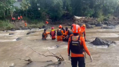 Foto-Foto Dramatis Pencarian Korban Terseret Arus Banjir Tiga Pekerja Bendungan Pammukkulu, Kabupaten Takalar,
