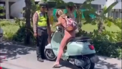 Viral! Kena Razia Polisi Karena Tak Pakai Helm, Bule Perempuan di Bali Ngamuk ke Polisi