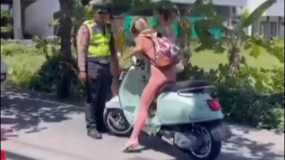 Kena Razia Polisi Karena Tak Pakai Helm, Bule Perempuan di Bali Ngamuk