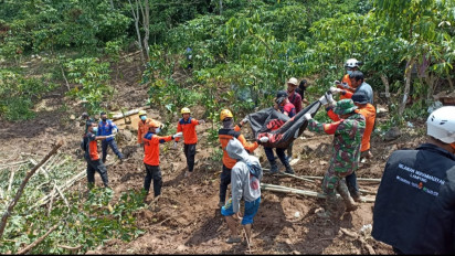 Tim SAR Gabungan Temukan Ibu dan Anak Korban Longsor di Way Kanan