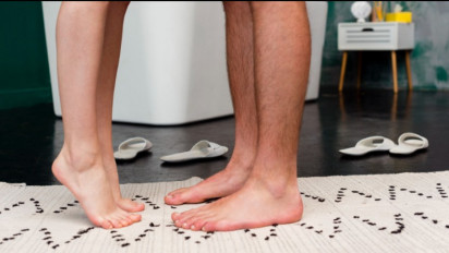 Biar Gak Monoton, Ini 5 Posisi Seks yang Bikin Paksu dan Bunda Klimaks saat Bercinta di Kamar Mandi