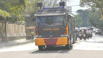 Polres Temanggung Kerahkan Water Cannon Bersihkan Abu Vulkanik Merapi
