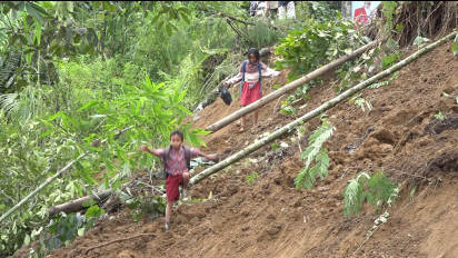 Tak Ada Akses Lain, Puluhan Anak Sekolah Terpaksa Terobos Lokasi Longsor di Sereale  