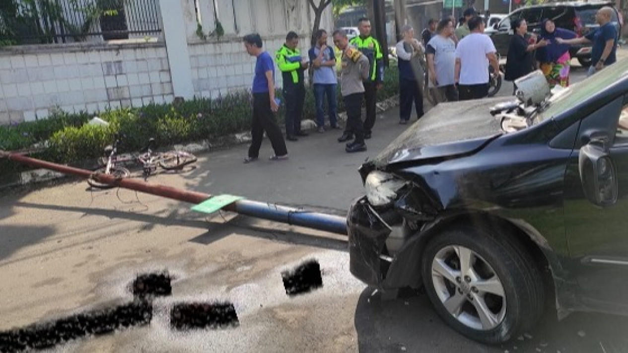 Seorang Pesepeda Tewas Usai Terseret Mobil di Bintaro, Pondok Aren 
            - galeri foto