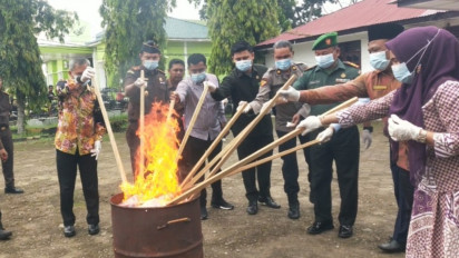 Kejari Padang Lawas Musnahkan Barang Bukti Narkoba dan Barang Bukti Tindak Kejahatan Lainnya