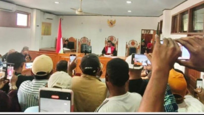 Hakim Gugurkan Praperadilan Plt Bupati Mimika terkait Korupsi Pesawat