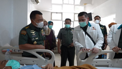 Kasad Dudung Jenguk Prajurit yang Jadi Korban Penyerangan KKB Yahukimo di RSPAD