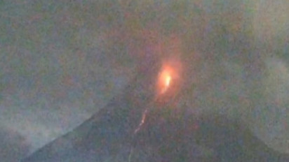 Gunung Merapi Kembali Luncurkan 8 Kali Guguran Lava Pijar ke Barat Daya