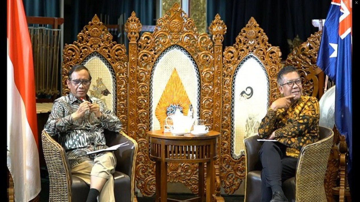 Bongkar Transaksi Mencurigakan Rp300 Triliun di Kemenkeu, Mahfud MD Malah Akui Kompak dengan Sri Mulyani
            - galeri foto