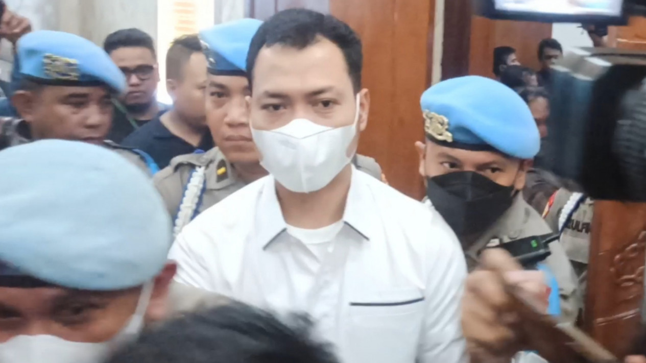 Dua dari Tiga Oknum Polisi Terdakwa Tragedi Kanjuruhan Divonis Bebas
            - galeri foto