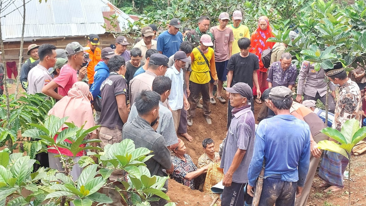Warga Dusun Cempedak Tertimbun Longsor Ditemukan Meninggal Dunia
            - galeri foto