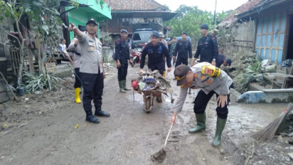 Banjir Surut, Polres Musi Rawas Turun Langsung Bantu Warga