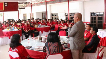 Bupati Nikson Minta Perawat Bekerja Setulus Hati Melayani Pasien