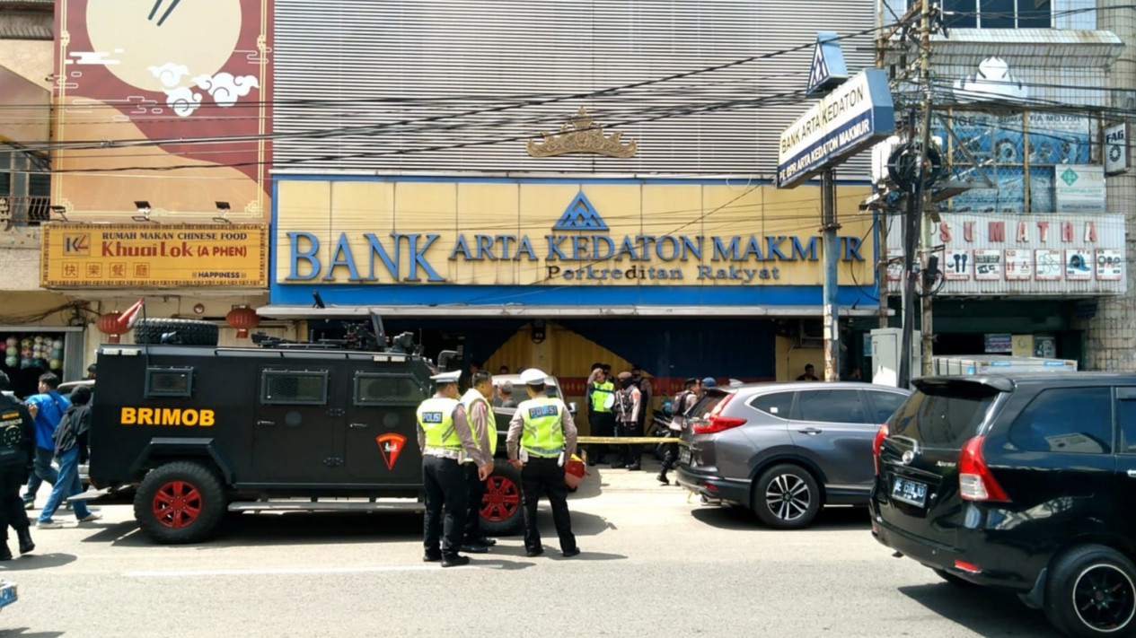 Bank Di Bandar Lampung Dirampok, Tiga Orang Tertembak
            - galeri foto