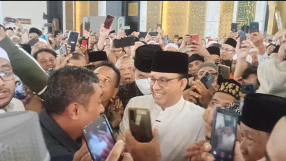 Teriakan Anies Presiden Menggema usai Sholat Jumat di Masjid Al-Akbar Surabaya