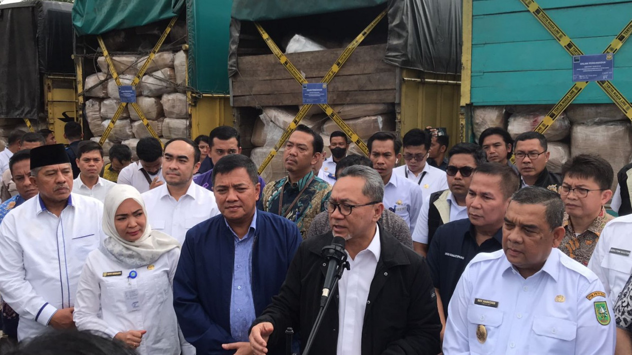 Mendag Musnahkan 730 Bal Barang Bekas Impor Senilai Rp 10 Miliar di Riau
            - galeri foto