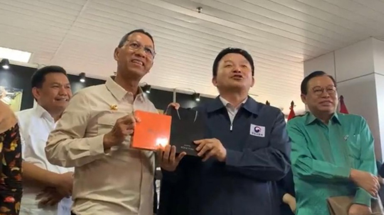 Momen Lucu Pj Gubernur DKI Heru Budi Diberi Album BTS dan Blackpink oleh Menteri Transportasi Korea
            - galeri foto