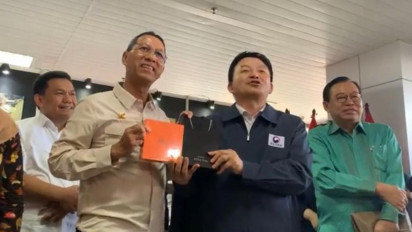 Momen Lucu Pj Gubernur DKI Heru Budi Diberi Album BTS dan Blackpink oleh Menteri Transportasi Korea