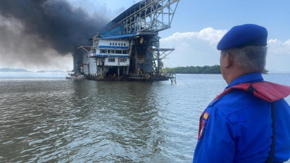 Kapal Keruk Terbakar di Depan Pelabuhan Sikumbang Prayun Karimun