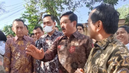 Menteri ATR/BPN Serahkan 23 Sertifikat Tanah Gratis Langsung Ke Rumah-Rumah Dosen Unhas