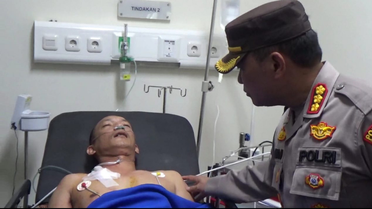 Alami Luka Tembak di Dada, Satu Orang Korban Perampokan Bank Arta Kedaton Makmur Bandar Lampung Jalani Operasi
            - galeri foto