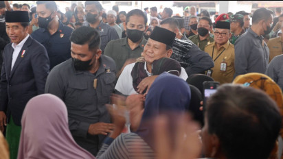 Prabowo Dipeluk Erat Emak-Emak Pedagang di Pasar Rakyat Tabalong
