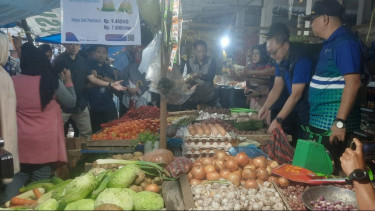 Menteri Perdagangan Bagi-bagi Beras dan Minyak Goreng di Pasar Tradisional Mamuju