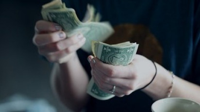 3 Tips Budgeting Keuangan dengan Gaji UMR, Siap Raih Tabungan Fantastis dalam Setahun?