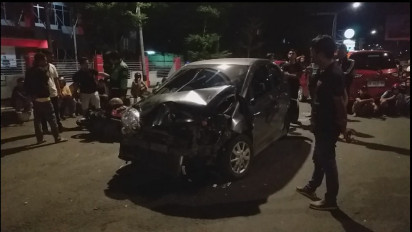 Tabrakan Beruntun Di Makassar, 3 Mobil Rusak dan 2 Korban Dilarikan ke Rumah Sakit