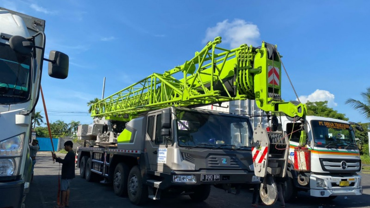 Jelang Piala Dunia U-20 2023, Mesin Jahit Rumput Modern Tiba di Indonesia,
            - galeri foto