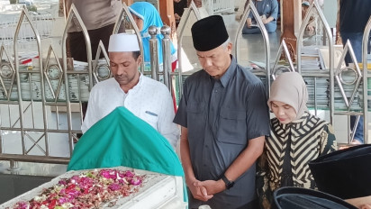 Jelang Ramadan, Ganjar Pranowo Berziarah ke Makam Syekh Maulana Malik Ibrahim dan Sunan Giri di Gresik