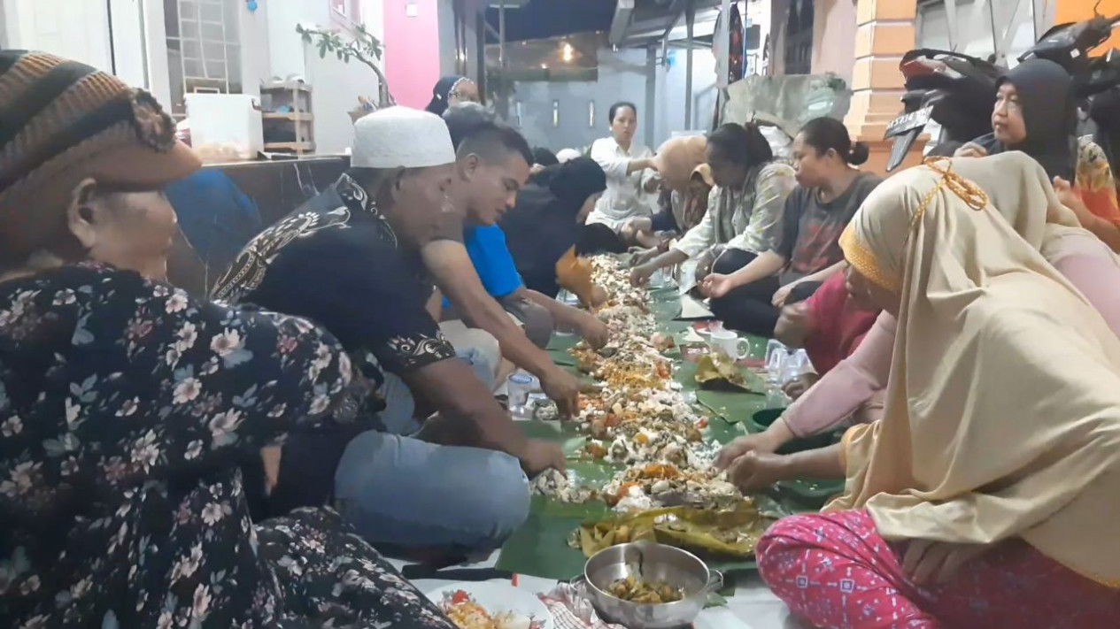 Tradisi Jelang Ramadhan, Warga Makan Bersama Nasi Liwet Khas Suku Jawa Pakai Daun Pisang
            - galeri foto