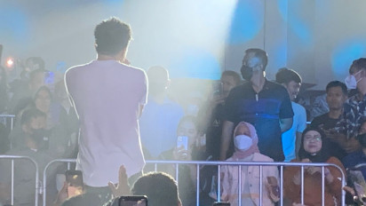 Ibu Negara Iriana Jokowi Asyik Nonton Konser Noah di Medan