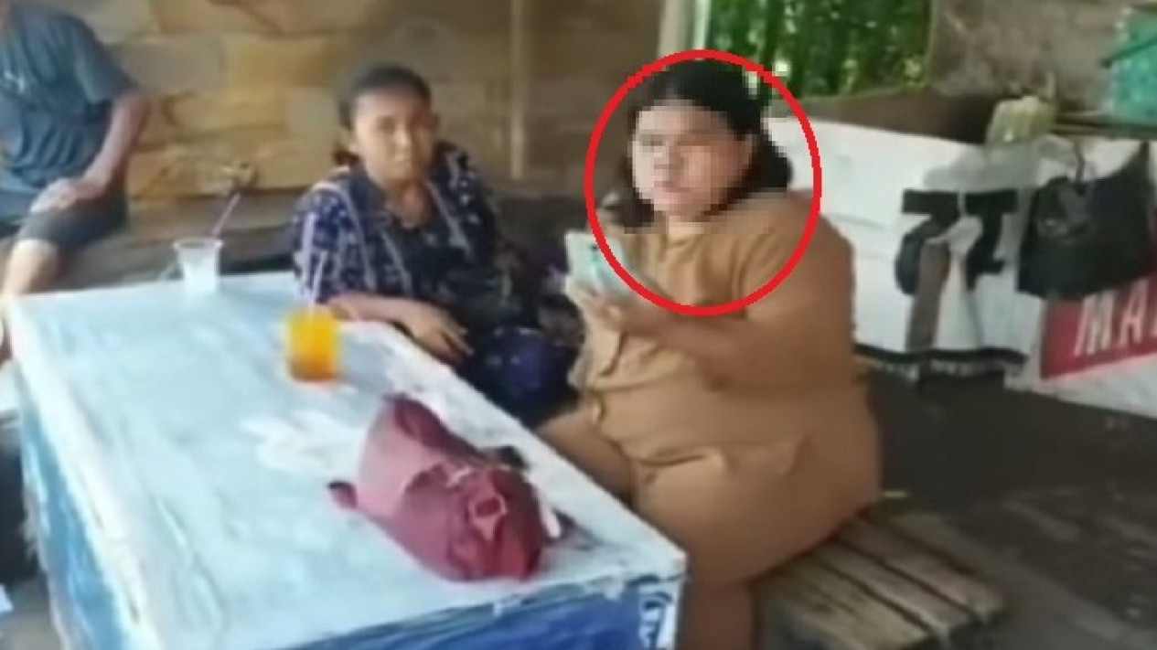 Anak Disuruh Ngemis, Emaknya Malah Santuy di Warung Nikmati Minum Makan Enak
            - galeri foto