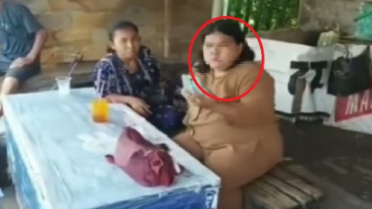 Anak Disuruh Ngemis, Emaknya Malah Santuy di Warung Nikmati Minum Makan Enak