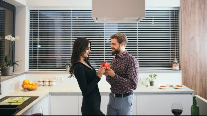 Ini 5 Posisi yang Intim dan Menantang Dijamin Bisa Buat Bunda dan Paksu Klimaks saat Bercinta di Dapur