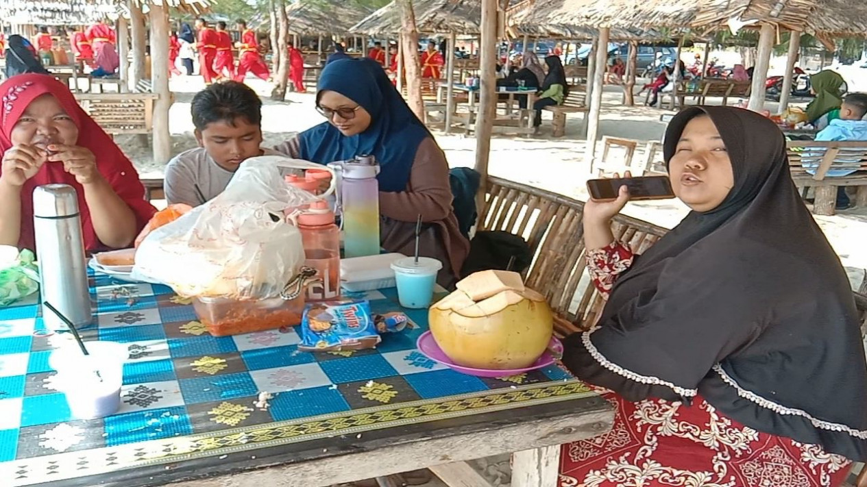 Jelang Ramadhan, Pantai Ketam Karimun Ramai Dikunjungi Wisatawan
            - galeri foto