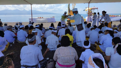 Persiapan Nyepi, Umat Hindu Banyuwangi Gelar Melasti di Selat Bali