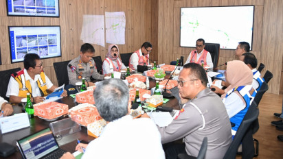 Menhub Bahas Langkah Antisipasi Lonjakan Kendaraan di Jalur Tol Cikampek - Cipali