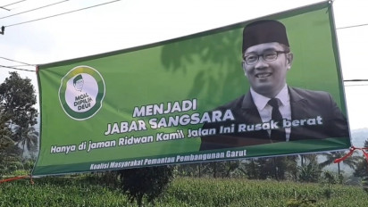 Warga Garut Pasang Baliho Mosi Tidak Percaya Kepada Ridwan Kamil di Sepanjang Jalan Rusak