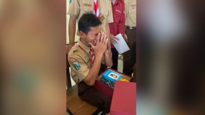 Viral! Video Siswa di Blitar Patungan Belikan Handphone Teman Sekelas