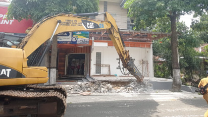 Belasan Bangunan di Atas Saluran Air di Ponorogo Dibongkar Paksa karena Salahi Aturan
